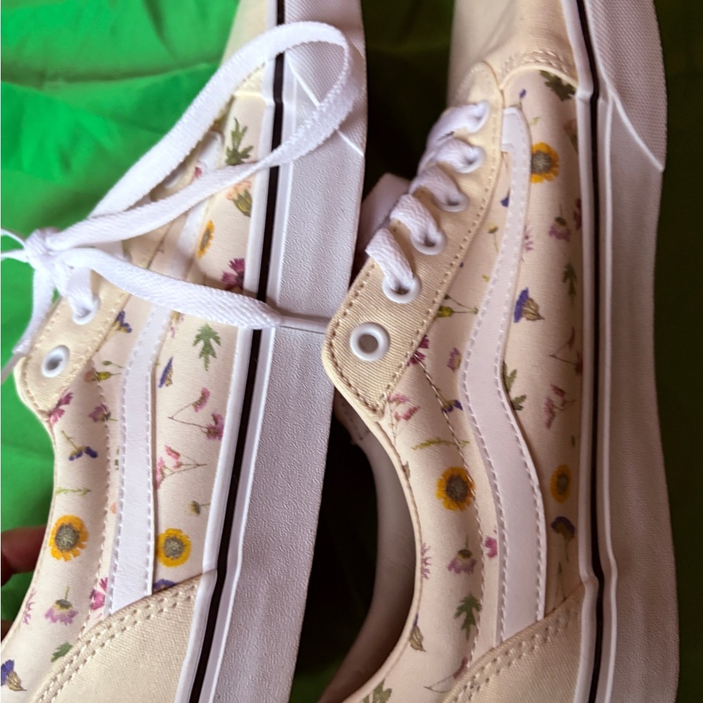 Vans Cream Low-Top Sneakers with Floral Accents - Picture 7 of 9